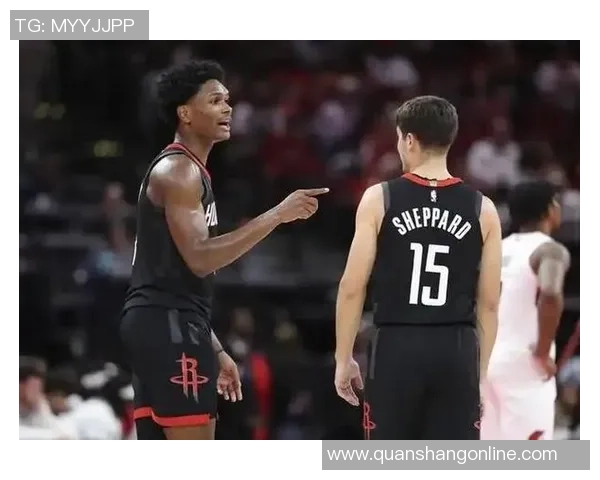 火箭阿门现在的窘境是打法上的献身，阿门打控卫，给阿门拔高了上限